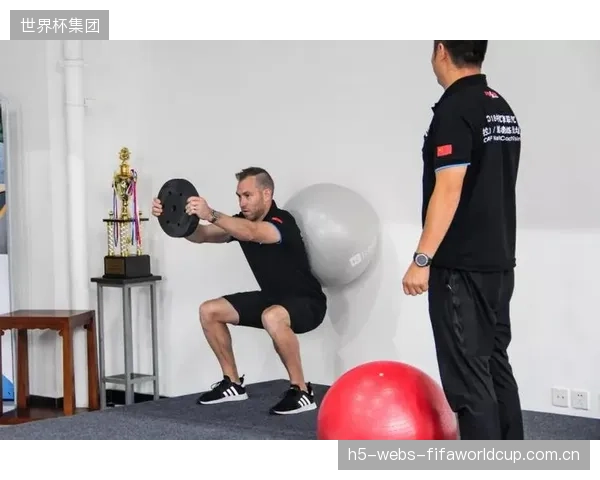 当AI能提供比教练更精准的负荷建议时，体能教练的权威与核心价值将如何被重新定义？